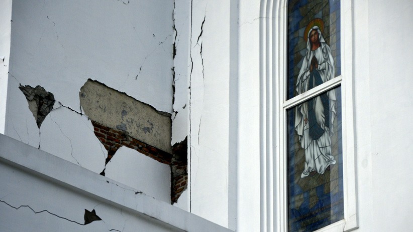 Gereja Katolik Santa Maria Mamuju Rusak Berat akibat Gempa Bumi - Bagian 1