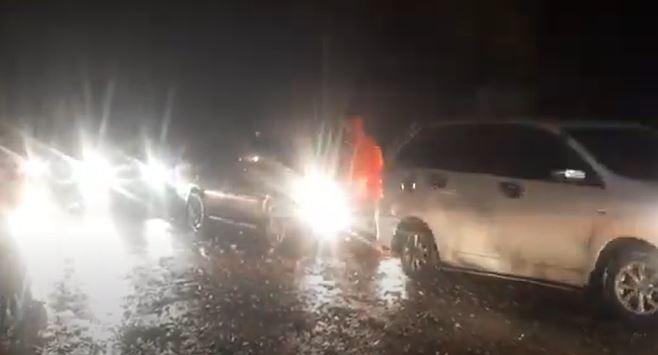 Hujan Badai, Puluhan Pohon Tumbang Tutup Jalan Nasional di Pekalongan