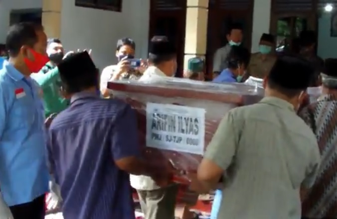 Jenazah Arifin Korban Sriwijaya Air Dimakamkan di Kebumen, Orang Tua Pingsan
