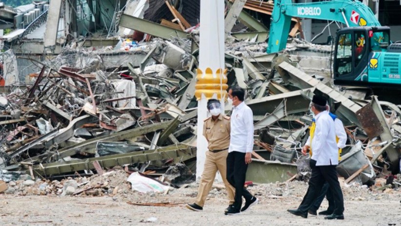 Presiden Jokowi Melihat Bangunan Hancur karena Gempa Mamuju