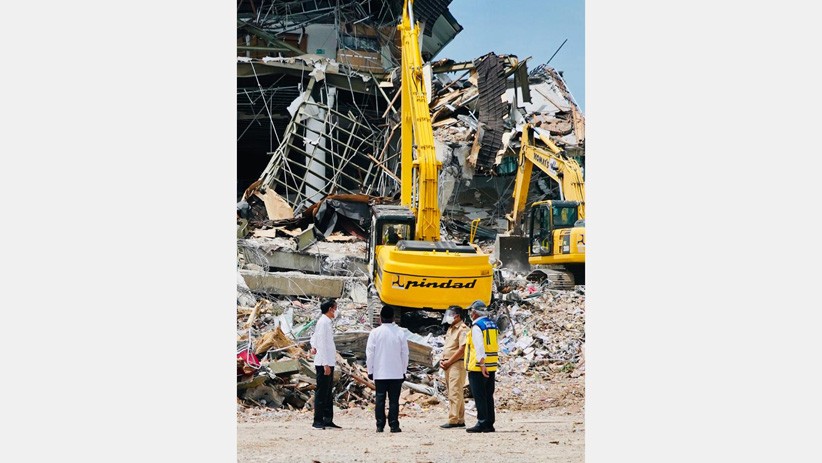 Presiden Jokowi Melihat Bangunan Hancur karena Gempa Mamuju - Bagian 2