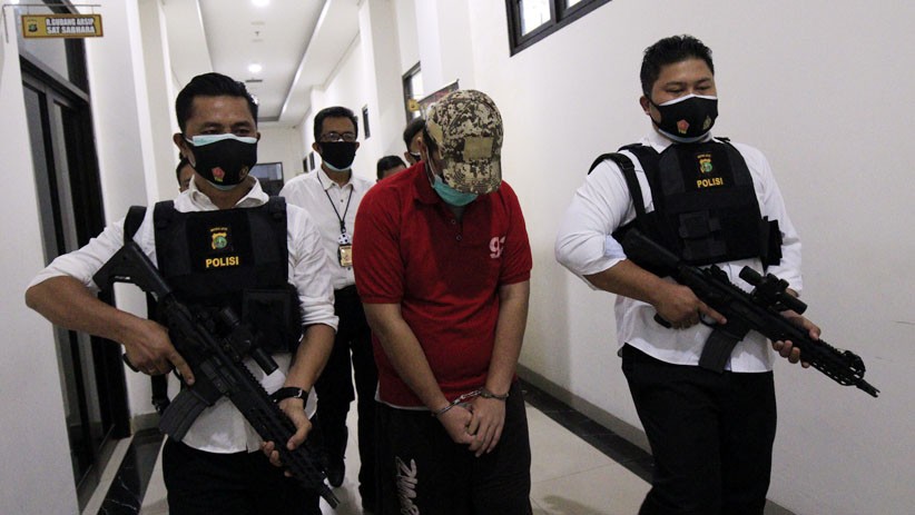 Tersangka Hubungan Sesama Jenis, Eks Pasien Wisma Atlet Terancam 6 Tahun Penjara - Bagian 1