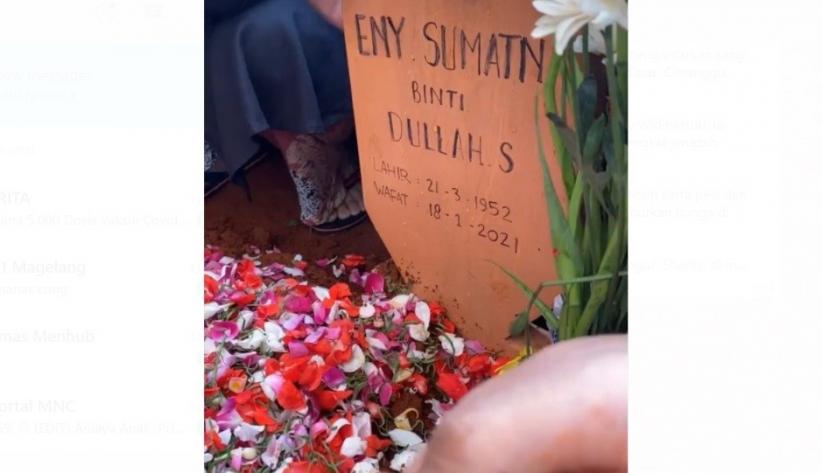 Denny Cagur Antarkan Ibunda ke Liang Lahat, Shanty ...