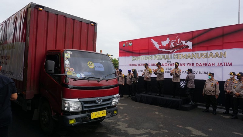 title Polda Jatim Kirim 25.165 Paket Sembako dan Obat ke Kalsel dan Sulbar Polda Jatim Kirim 25.165 Paket Sembako dan Obat ke Kalsel dan Sulbar