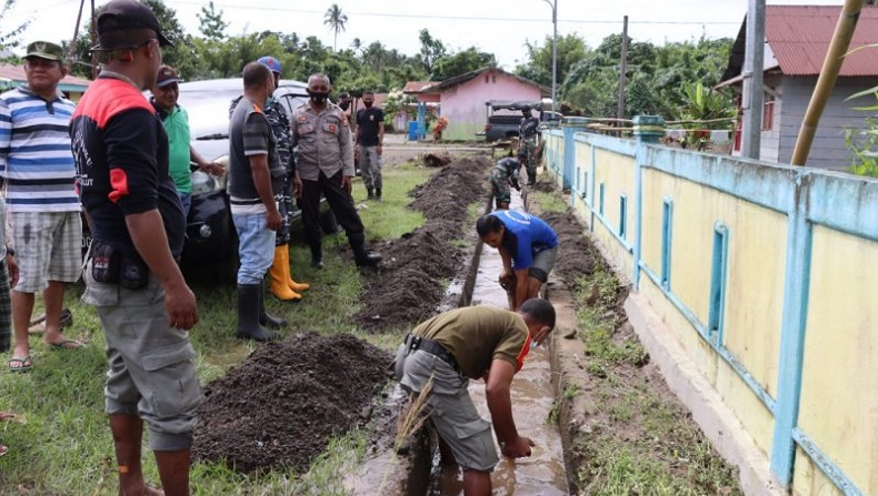 Aparat TNI-Polri dan Warga Bersihkan Kawasan Pascabanjir di Halmahera Utara 