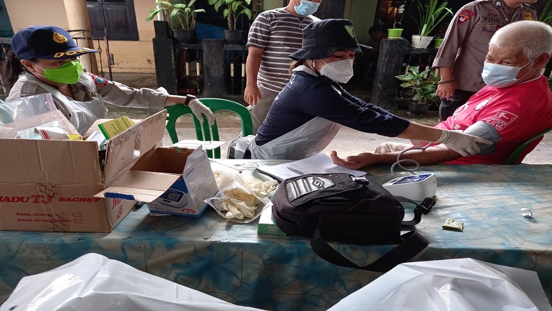 Dokkes Polda Sulut Gelar Pengobatan Massal Korban Banjir di Kota Manado