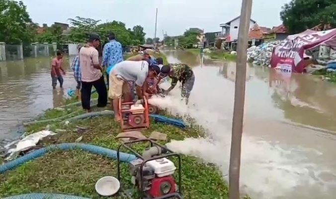Kuras Banjir agar Cepat Surut, Warga Panguragan Cirebon Gunakan Pompa