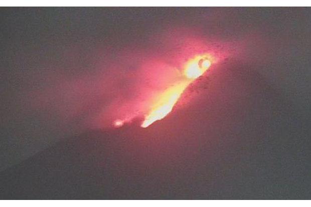 Dini Hari Ini Merapi Muntahkan Awan Panas Sejauh 1,8 Km dan Lava Pijar 30 Kali