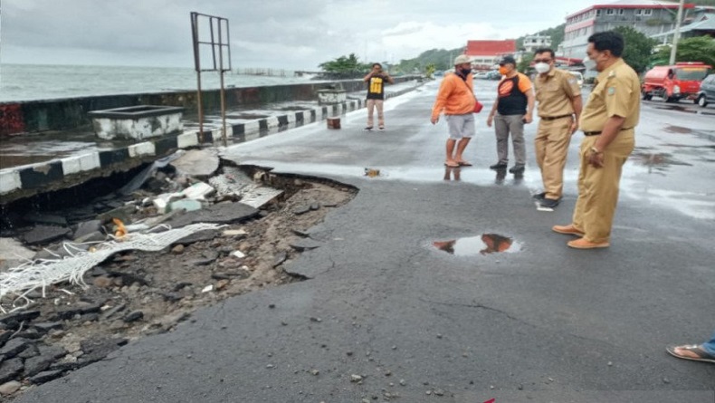 Jalan Pantai di Kepulauan Sangihe Rusak Diterjang Ombak