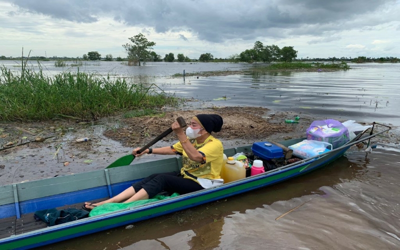 Gunakan Perahu Mesin, Kadispersip Kalsel Blusukan Salurkan Bantuan Korban Banjir