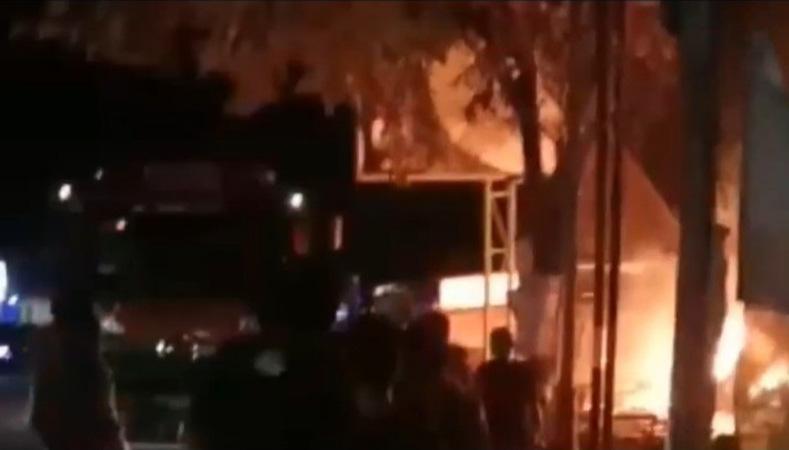 2 Ruko Terbakar, Arus Lalu Lintas di Jalan Solo-Semarang Macet