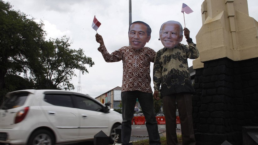 Jelang Pelantikan Presiden AS, Wajah Joe Biden dan Jokowi Muncul di Solo - Bagian 2