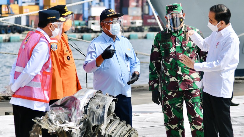 Presiden Jokowi Lihat Serpihan Pesawat Sriwijaya Air SJ-182 - Bagian 3