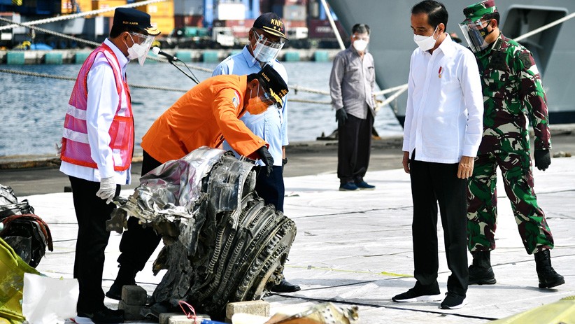 Presiden Jokowi Lihat Serpihan Pesawat Sriwijaya Air SJ-182 - Bagian 2