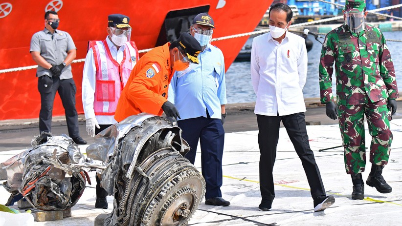 Presiden Jokowi Lihat Serpihan Pesawat Sriwijaya Air SJ-182 - Bagian 1