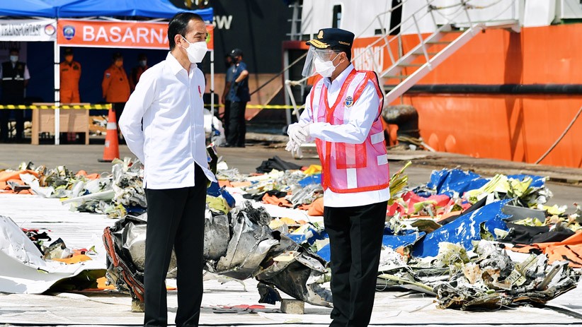 Presiden Jokowi Lihat Serpihan Pesawat Sriwijaya Air SJ-182 - Bagian 4