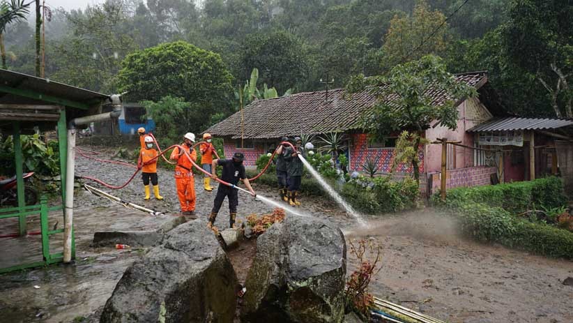 Tim SAR Gabungan Semprot Sisa-Sisa Lumpur Banjir Bandang Gunung Mas - Bagian 1