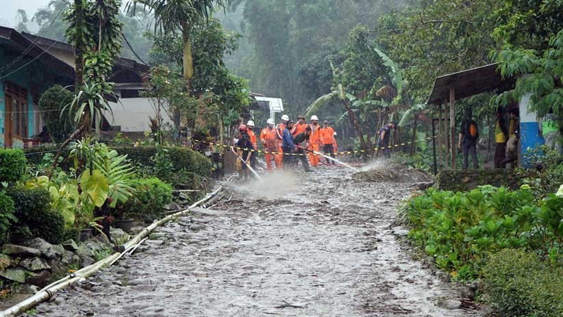 Tim SAR Gabungan Semprot Sisa-Sisa Lumpur Banjir Bandang Gunung Mas - Bagian 2
