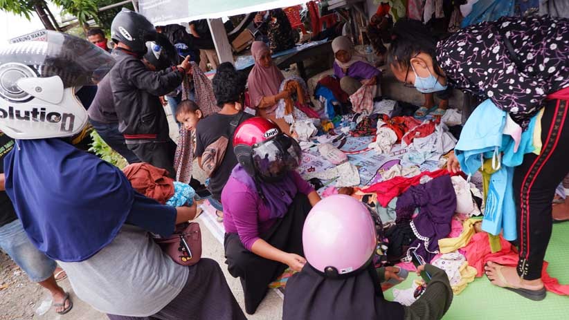 Pengungsi Korban Gempa Mamuju Berebut Pakaian Bekas - Bagian 1