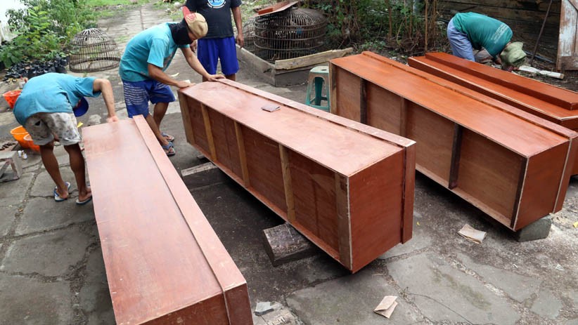 Pesanan Peti Mati Khusus Covid-19 Meningkat di Surabaya - Bagian 3
