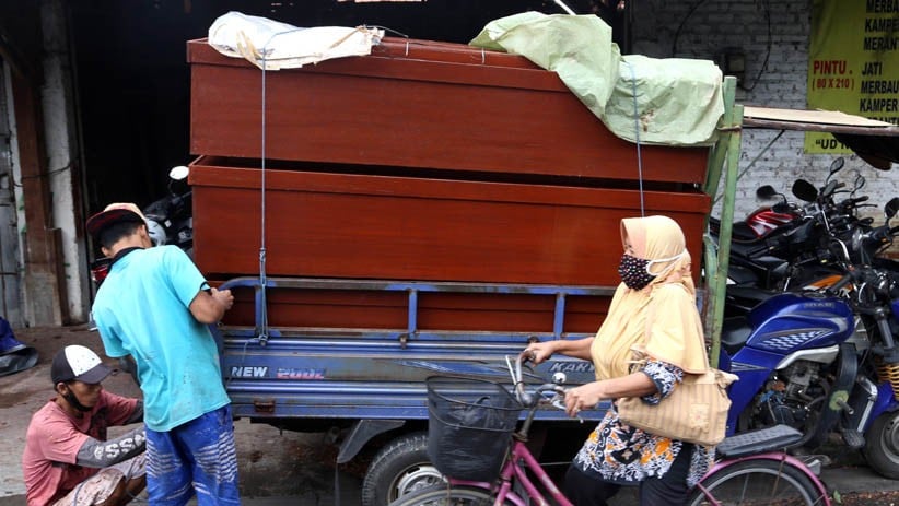 Pesanan Peti Mati Khusus Covid-19 Meningkat di Surabaya - Bagian 4
