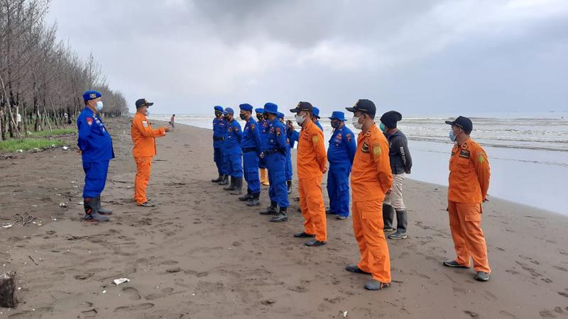 Kapal Tugboat Terbalik di Pantai Limbangan Pemalang, 6 ABK Hilang