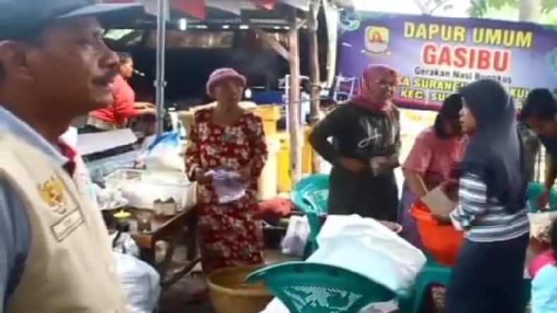 Belum Dapat Bantuan, Pemdes Buka Dapur Umum untuk Korban Banjir Cirebon