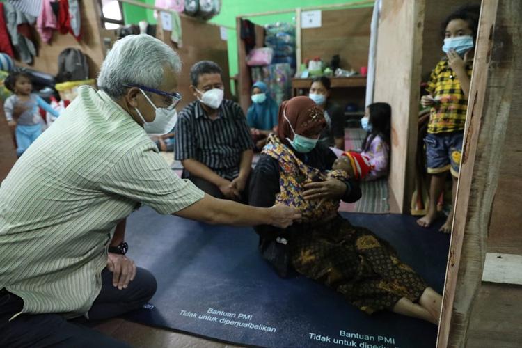 Tengok Pengungsi Merapi, Ganjar Heran Ada Anak Klaten Bernama Jordan