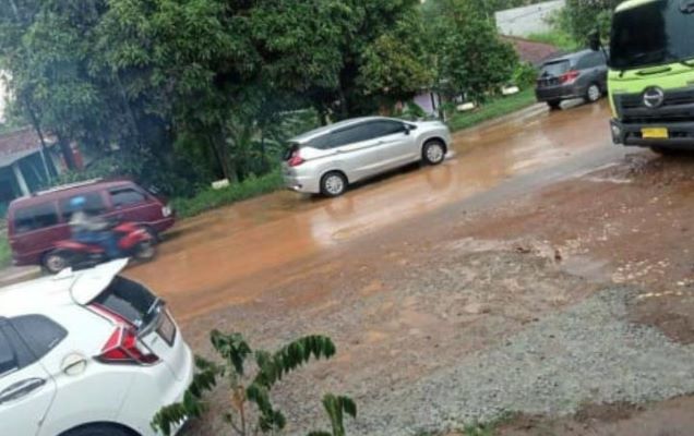 Jalan Nasional Purwakarta-Sukatani Belepotan Lumpur, Warga Protes di Sosmed