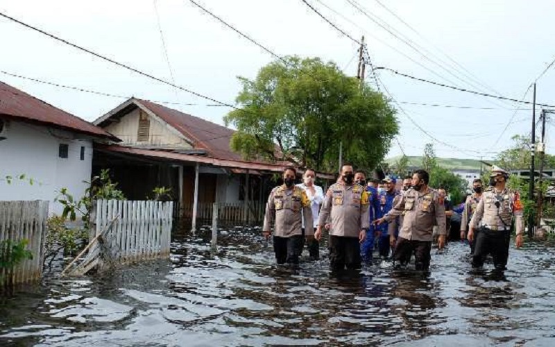 title Tinjau Lokasi Banjir di Aspol Bina Brata, Kapolda Kalsel Sarankan Lansia Mengungsi Tinjau Lokasi Banjir di Aspol Bina Brata, Kapolda Kalsel Sarankan Lansia Mengungsi
