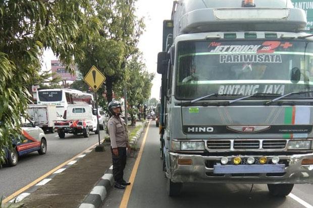  Ditabrak Truk saat Menyebrang Jalan, Pengendara Motor Meninggal di Tempat