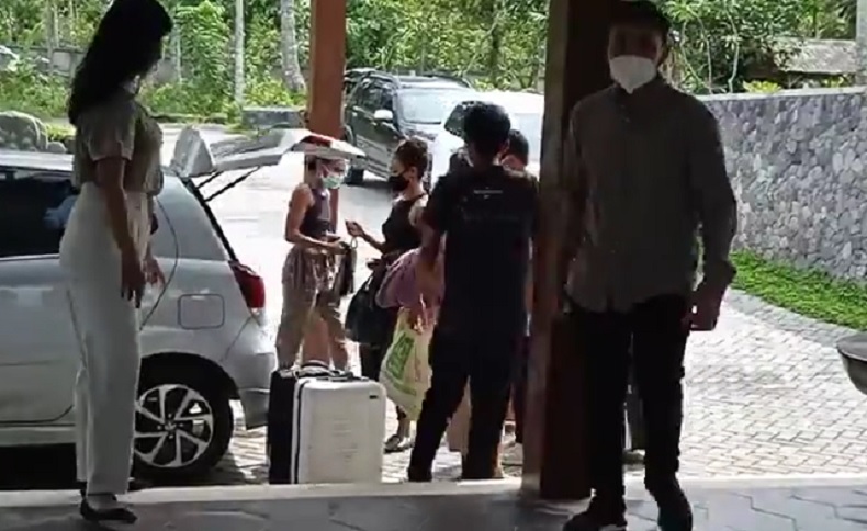 Kristen Gray dan Pacar Kemasi Barang, Malam Ini Diterbangkan ke Jakarta