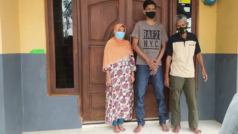 Wow, Pemuda Warga Probolinggo Ini Punya Tinggi Badan 2 Meter