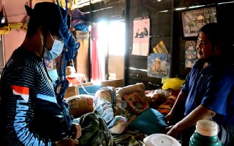 Rumah Dikepung Banjir, Nenek Sakit Ini Menolak Dievakuasi karena Takut Covid-19