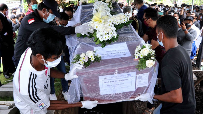 Tabur Bunga di Makam Jenazah Pramugari Sriwijaya Air Mia Tresetyani Wadu - Bagian 2