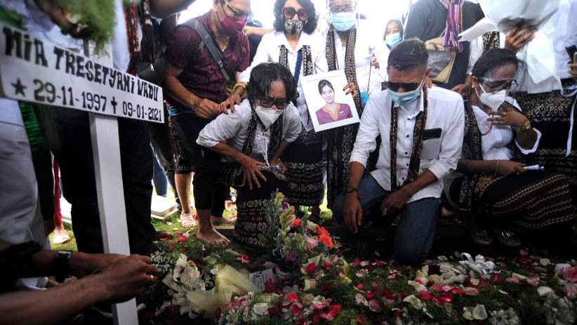 Tabur Bunga di Makam Jenazah Pramugari Sriwijaya Air Mia Tresetyani Wadu - Bagian 1