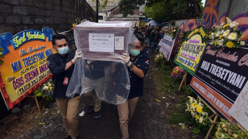 Jenazah Pramugari Sriwijaya Air Mia Tresetyani Wadu Dimakamkan di Nusa Dua Bali - Bagian 2