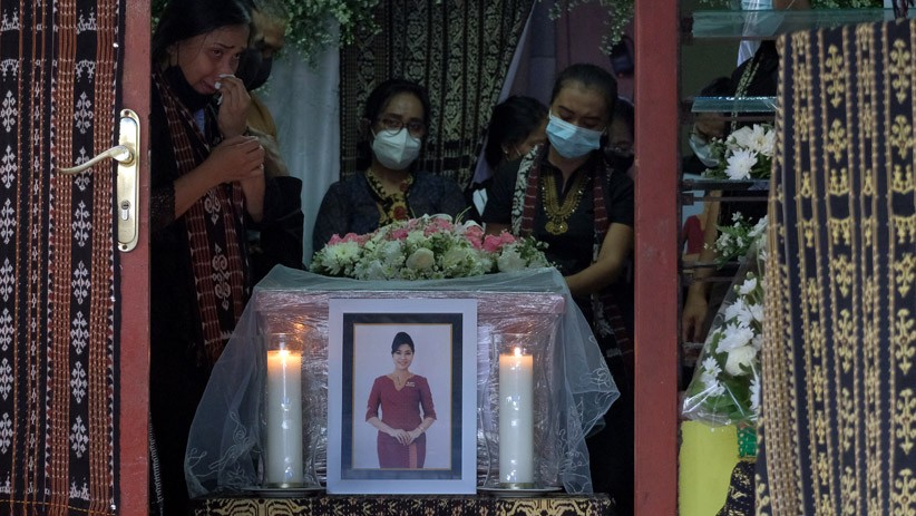 Jenazah Pramugari Sriwijaya Air Mia Tresetyani Wadu Dimakamkan di Nusa Dua Bali - Bagian 1