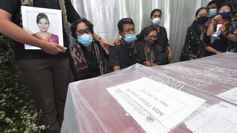 Jenazah Pramugari Sriwijaya Air Mia Tresetyani Wadu Dimakamkan di Nusa Dua Bali - Bagian 3