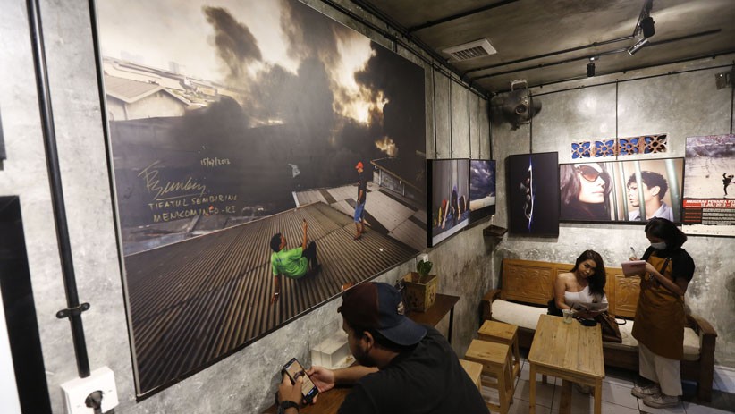 Asyiknya Ngopi di Halaman Sambil Menikmati Karya Foto Jurnalistik - Bagian 2