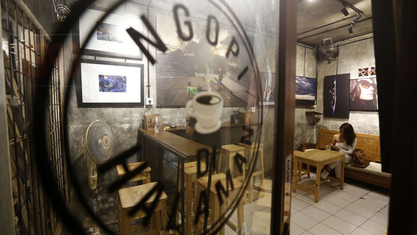 Asyiknya Ngopi di Halaman Sambil Menikmati Karya Foto Jurnalistik - Bagian 1