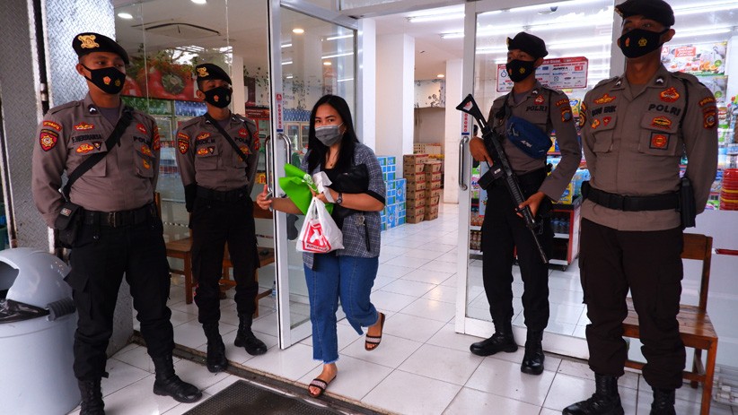 Antisipasi Penjarahan, Toko Ritel di Mamuju Dijaga Polisi Bersenjata - Bagian 2