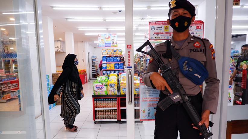 Antisipasi Penjarahan, Toko Ritel di Mamuju Dijaga Polisi Bersenjata - Bagian 1