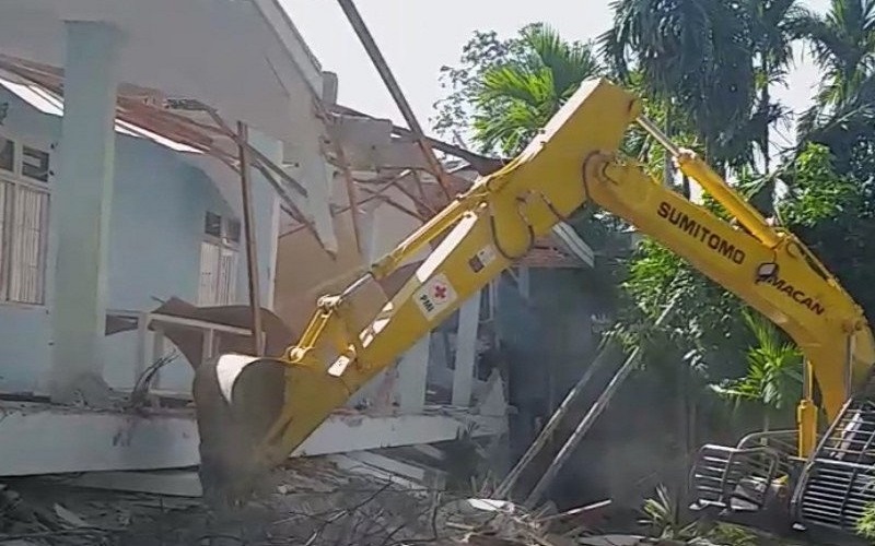 Gedung Kampus di Mamuju yang Rusak Parah akibat Gempa Dirobohkan