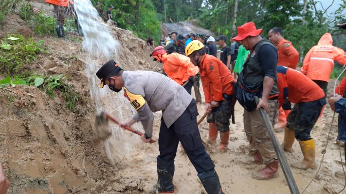 Material Longsor Dibersihkan, Jalan Tasikmalaya-Pangandaran Kembali Dibuka