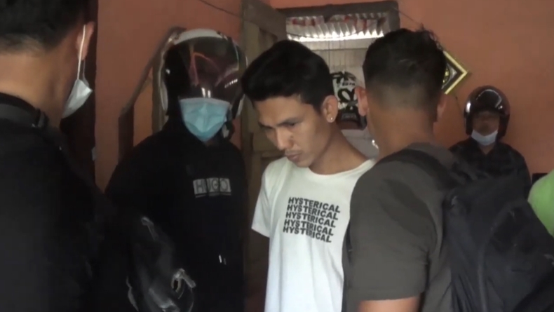 Ibu di Padang Menangis Histeris Melihat Anaknya Ditangkap Polisi