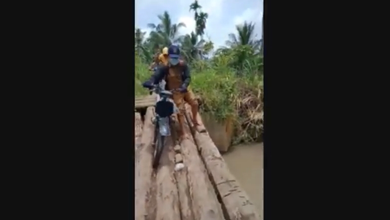 Lewati Sungai dan Jembatan Kayu, Guru SD Tanggamus Pertaruhkan Nyawa untuk Mengajar