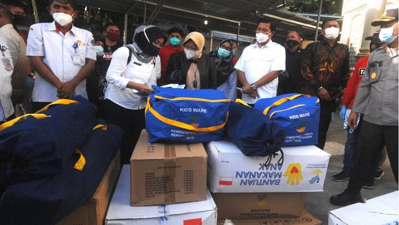 Mensos Risma Kucurkan Rp1,8 Miliar Bantu Korban Banjir-Longsor di Manado