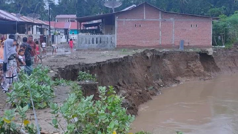 Ngeri! Rumah Warga Pidie Ini Nyaris Hanyut ke Sungai akibat Abrasi