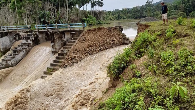 Tak Mampu Menahan Debit Air Pascahujan, Waduk Seumayam di Pidie Jebol